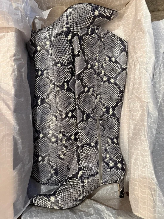 New! Marc Fisher Gray Snake-Print Knee High Pointed Toe Boots Sz 11 M - Picture 3 of 8